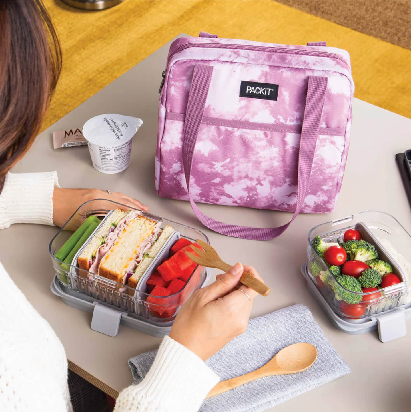 Pink women’s Lunch tote bag and bento boxes